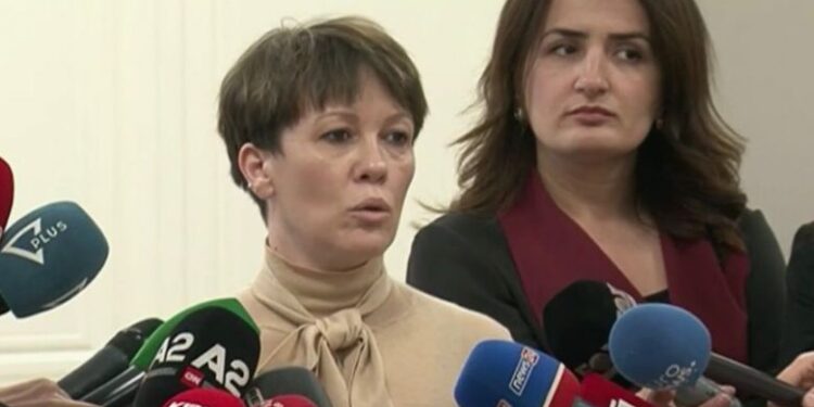ZGJEDHJET/ Problemet me pajisjen e identifikimit, Pelinku: 3 qendra votimi në Shkodër…