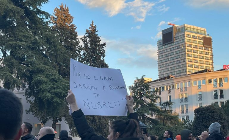 FOTOT PIKANTE NGA PROTESTA PER NAFTËN/ “Nëse të kërkojnë prapë timonin, jepu serbatorin!”