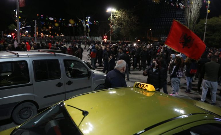 PAMJET E REJA NGA PROTESTA/ Me pankarta, tymuese dhe thirrje. Çfarë po ndodh në qendër të Tiranës