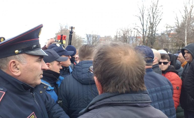 PAS STUDENTËVE/ Edhe qytetarët e Korçës dalin në protestë për rritjen e çmimeve