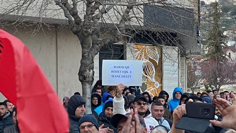 RRITJA E ÇMIMEVE/ Mbushen sheshet dhe në Berat, protestuesit: Bariu që bëhet ujk, e hanë delet…