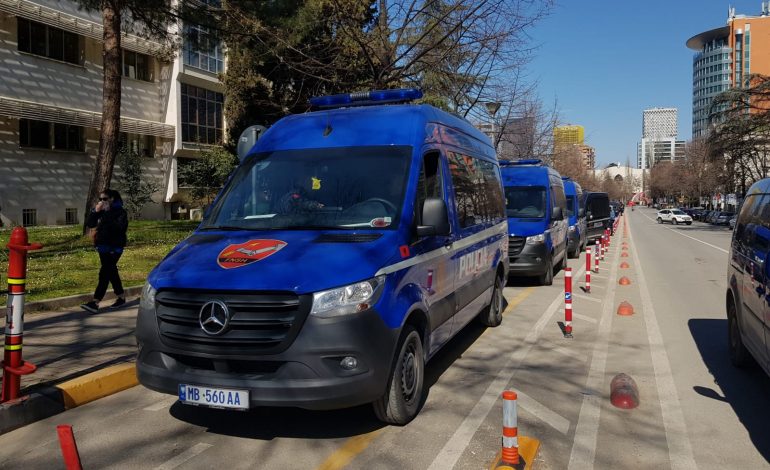FOTOLAJM/ Shqiptarët ngrihen në protestë, Policia merr në “mbrojtje” godinën e kryeministrisë