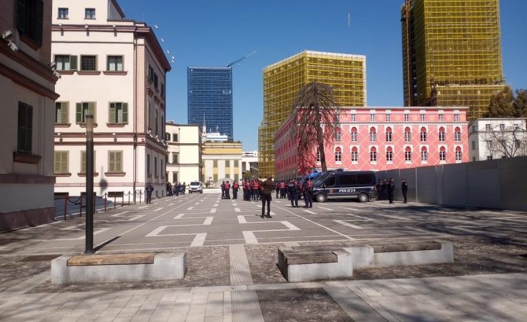 “LIRONI VËLLEZËRIT TANË”/ Protestuesit thirrje para ministrisë së Brendshme për të liruar të arrestuarit