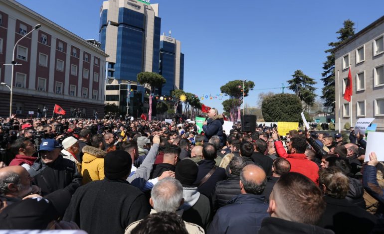 NDËRHYN AMBULANCA/ Një protestuesve ndihet keq në protestë, dërgohet në spital
