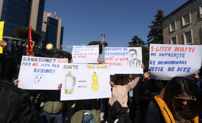 “MË MIRË DIL SOT NË TURMË, SE TË HËNËN ME MALUMËN”/ Parullat pikante nga protesta para Kryeministrisë