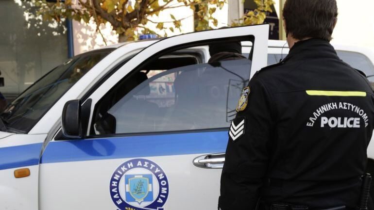 SHKATËRROHET BANDA SHQIPTARE QË VIDHNIN DYQANE NË ATIKË/ Pesë të arrestuar, mes tyre tre gra. Ja DËNIMI
