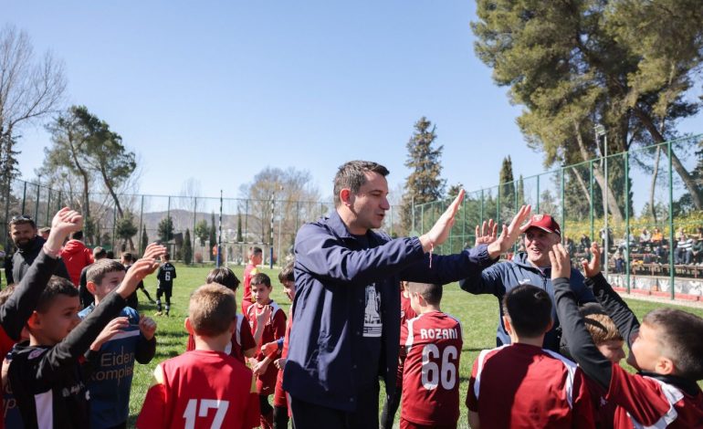DITA E VERËS/ Veliaj me futbollistët e vegjël te Parku i Liqenit: Do vijojmë investimet për sportin…