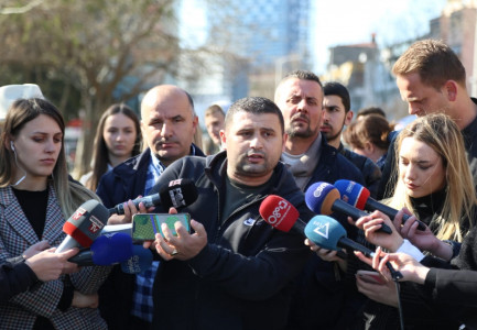 PROTESTË PARA PARLAMENTIT/ Banorët e “5 Majit”: Qytetarët që u është prishur shtëpia të bëjnë padi individuale…