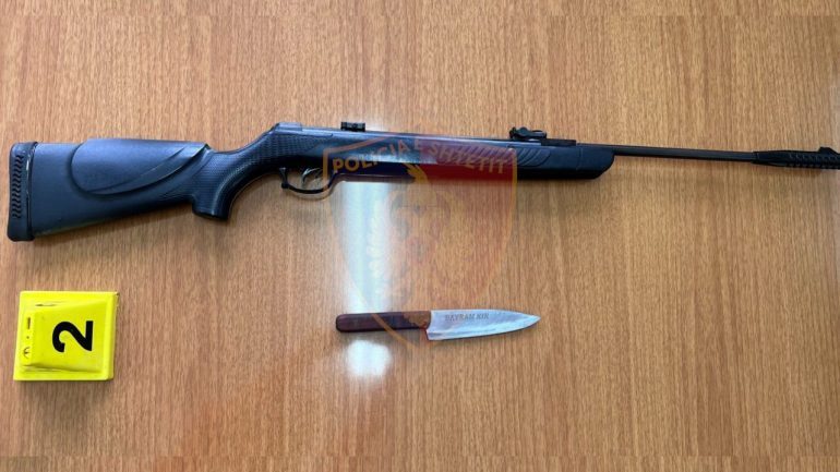 E DHURONTE PREJ KOHESH/ 42-vjeçari kërcënon me thikë bashkëshorten se do ta vriste, arrestohet…