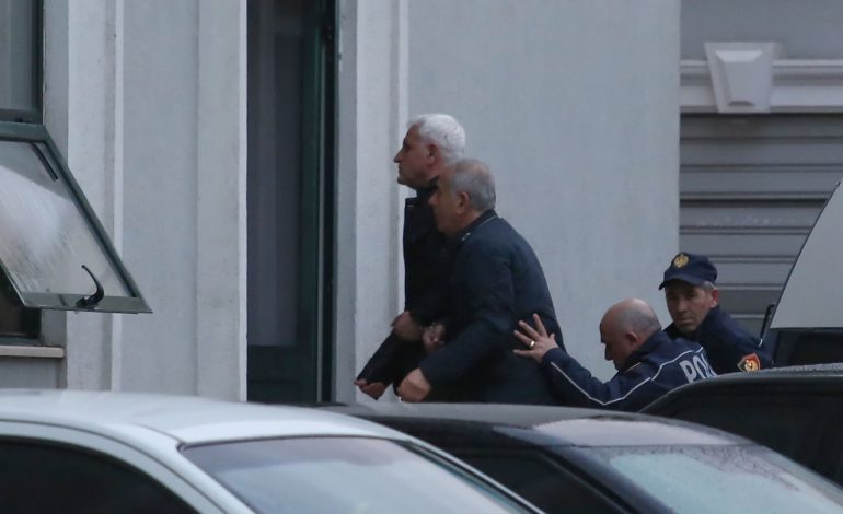 GJKKO LË PAS HEKURAVE PËLLUMB ABESHIN/ Momenti kur ish-kryetari i Komisionit që firmosi bashkë me Kokën dhe Bllakon shoqërohet në drejtorinë e Policisë së Tiranës
