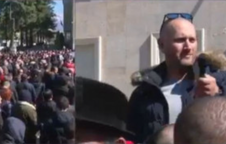 “KAM ARDHUR ME BABIN”/ Florian Binaj në protestën kundër rritjes së çmimeve: Figurat publike të na bashkohen, unë nuk jam vetëm