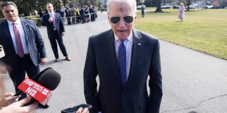 VIDEO QË PO “ÇMEND” RRJETIN/ Biden shfaqet me një shenjë të zezë në ballë, çfarë është