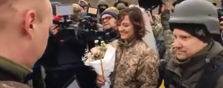 VIDEOLAJM/ Me rroba ushtarake, çifti ukrainas martohet pranë vijës së frontit në Kiev