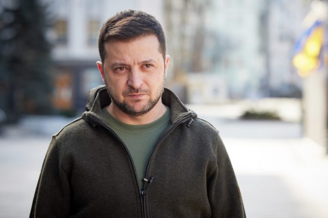 LUFTA/ Zelensky flet nga rrugët e Kievit: Ukraina ka organizuar 12 korridore të reja evakuimi. Nëse Rusia…