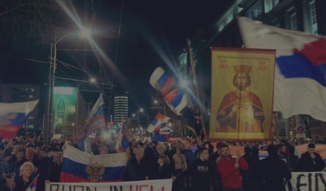 TURP I MADH NË BEOGRAD/ Serbët festojnë me flamurin rus për vdekjen e Albright: Digju në ferr!