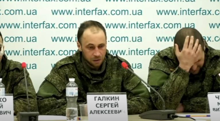 PUSHTIMI I UKRAINËS/ Teksa shpërthejnë në lot, ushtarët rusë sulmojnë Putinin për vrasjen e civilëve dhe fëmijëve