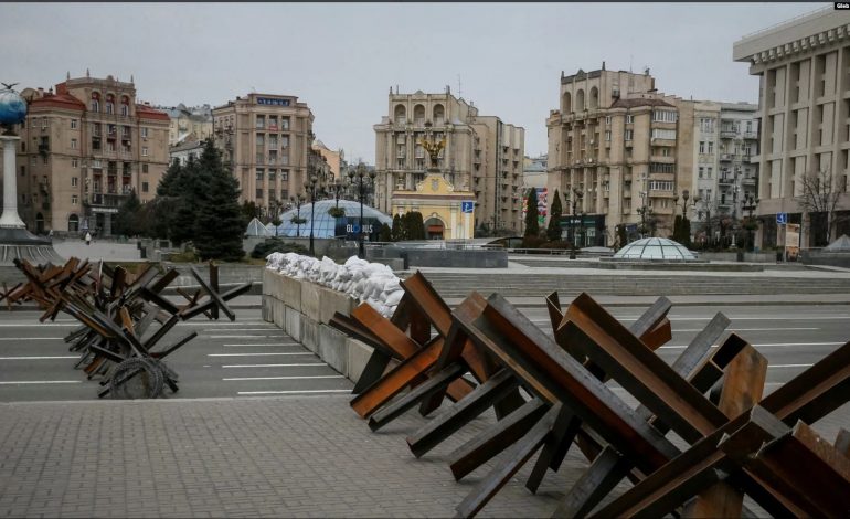 FORTIFIKOHET KIEVI/ Shihni si po përgatitet kryeqyteti ukrainas kundër sulmeve ruse (PAMJET)