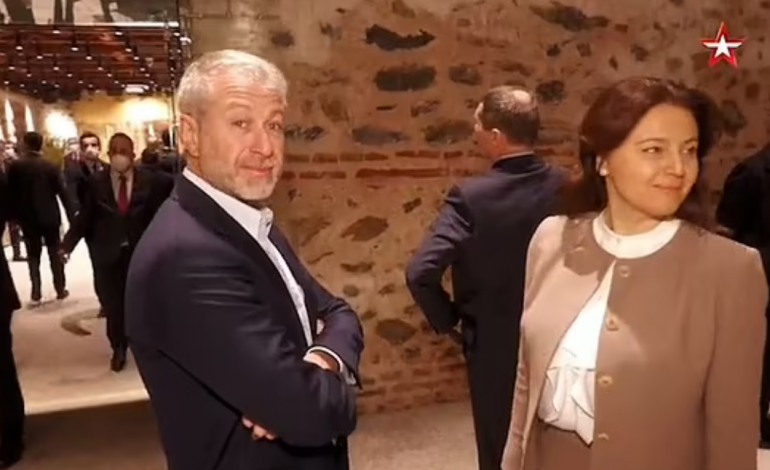 “A PO VDESIM?” Zbulohet shkaku i helmimit të oligarkut rus Abramovich gjatë kohës që negocionte fundin e luftës