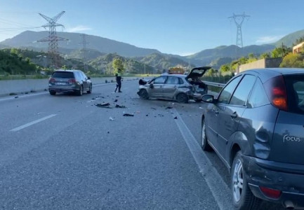 AKSIDENT I RËNDË/ Përplasen dy automjete në autostradë, tre persona të plagosur. Ja çfarë thotë policia