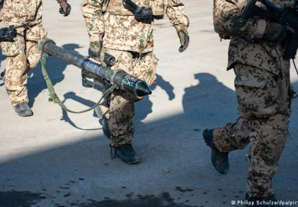 SI SHKOJNË ARMËT E PERËNDIMIT NË UKRAINË/ DW: Koha nuk pret, rreziku është i madh që forcave ukrainase t’u mbarojë municioni