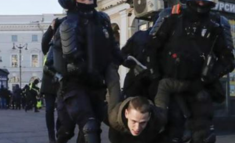 DOLËN NË PROTESTË PËR UKRAINËN/ Putin ndëshkon qytetarët rusë, arrestohen…