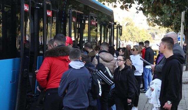 KRIZA! Çfarë po ndodh me autobusët urbanë në Tiranë (PAMJET E FUNDIT)