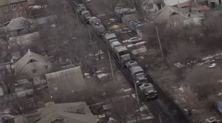 RUSIA PUBLIKON PAMJET NGA ZONA E LUFTËS/ Shihni si helikopteri shoqëron autokolonën e blinduar me shenjën “Z”