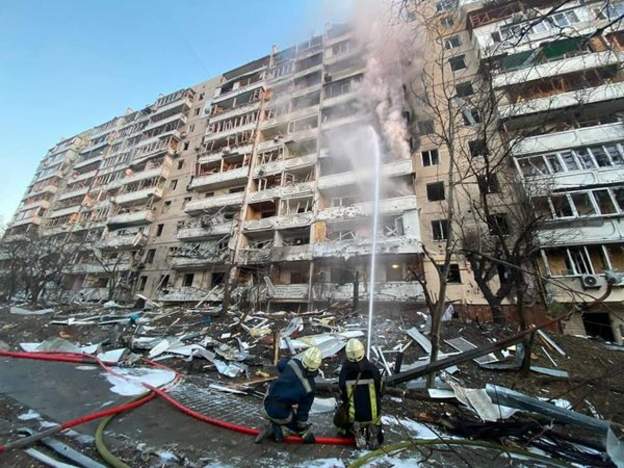 NUK DINË TË NDALEN RUSËT/ Sulmojnë me artileri ndërtesën e banimit në Kiev dhe i vënë flakën