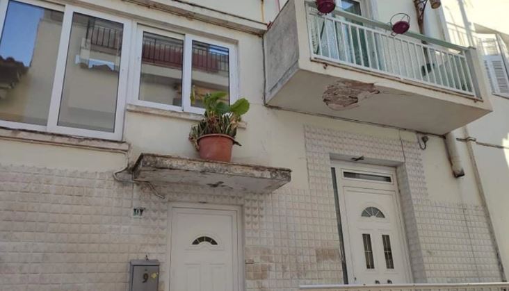 “TEZJA NA HODHI”/ Shqiptarja në Greqi hedh nipin dhe mbesën nga ballkoni, dëshmitë e para