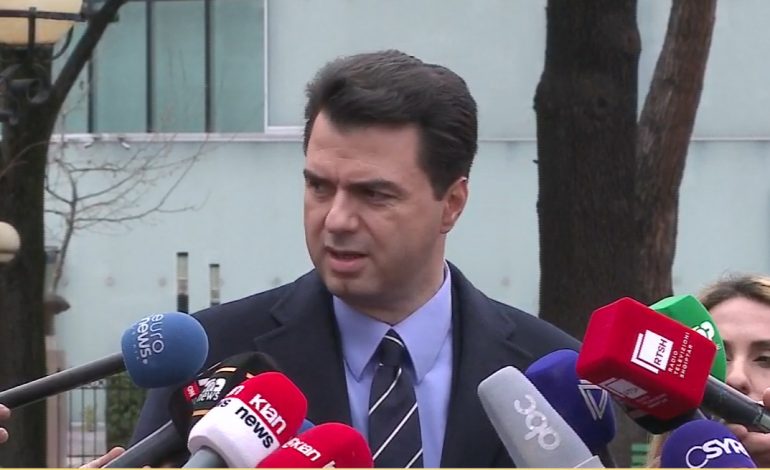 “NUK HEQ DORË NGA PËRGJEGJËSIA IME”/ Basha flet jashtë parlamentit: Pse nuk mora pjesë në mbledhjen e grupit