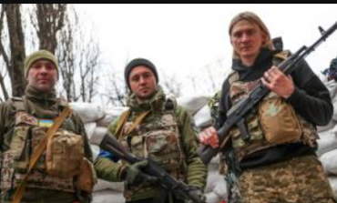 MUZIKË NËN KIEVIN E BOMBARDUAR/ Me armë në duar e veshje ushtarake, grupi ukrainas i rokut organizon koncert bamirësie