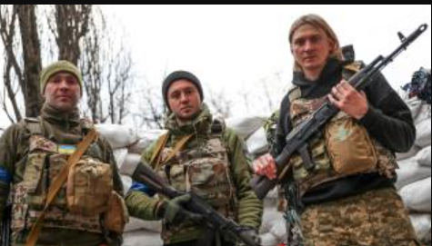 MUZIKË NËN KIEVIN E BOMBARDUAR/ Me armë në duar e veshje ushtarake, grupi ukrainas i rokut organizon koncert bamirësie