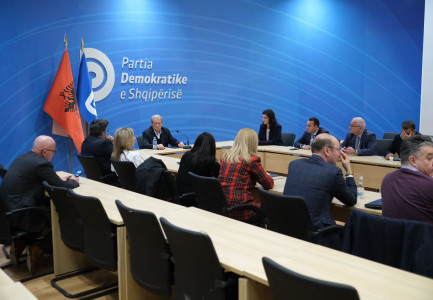 FOTOLAJM/ Berisha i zë vendin Bashës, ulet në krye të tavolinës. Ja çfarë po ndodh brenda PD