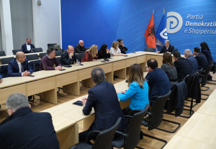 PRAPASKENAT E NEGOCIATAVE/ Sot mblidhet grupi i PD, merr pjesë Berisha por mungon Basha