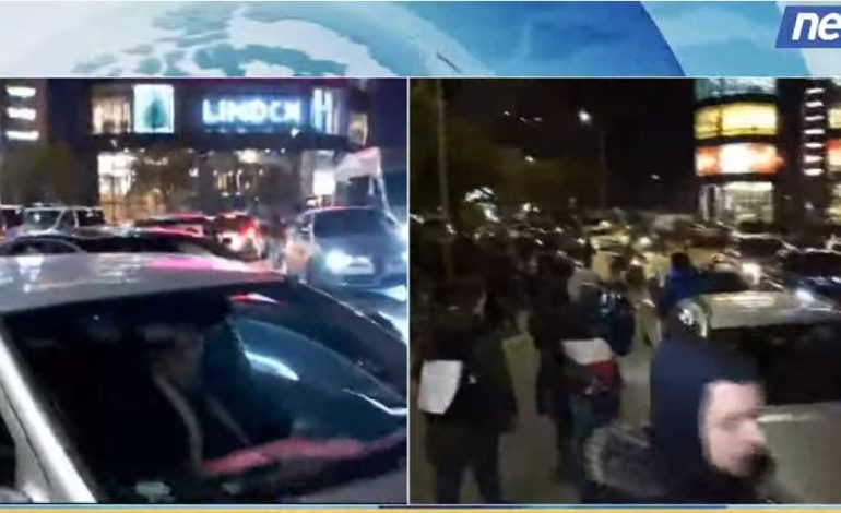 TENSIONOHET SITUATA TE ZOGU I ZI/ Protestuesit konfrontohen me policinë (PAMJET)