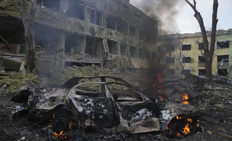LUFTA/ Çfarë janë “bombat budallaqe”, me të cilat Putini po mbjell vdekjen në Ukrainë