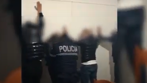 DALIN PAMJET/ Të gjithë pas murit, ja momenti kur policia mësyn në lokal dhe arreston 6 persona