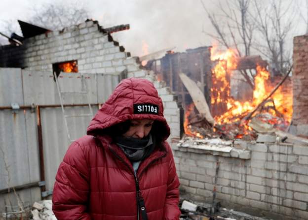 GJASHTË DITË LUFTË/ Shtëpi të shkatërruara që digjen nga flakët dhe makina të djegura, pamjet nga zona separatiste e Donetskut