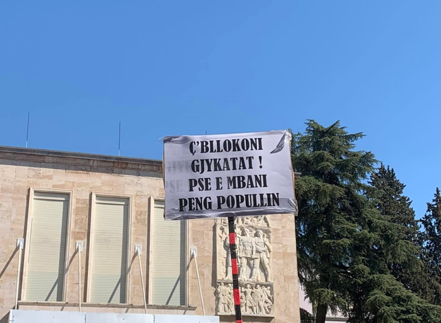 “Ç’BLLOKONI GJYKATAT! PSE MBANI PENG…?” PAMJET nga protesta kombëtare për rritjen e çmimeve