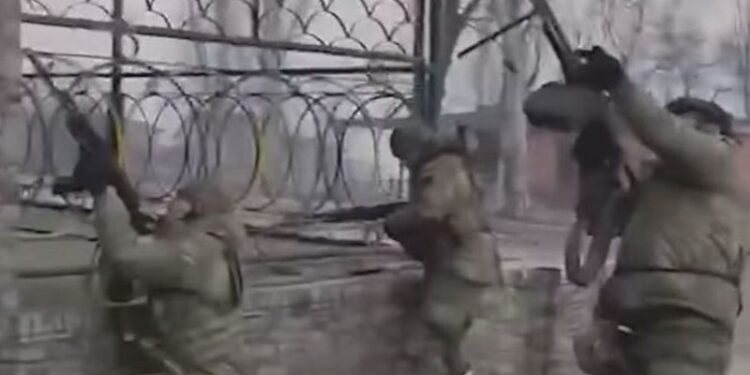PAMJET E RËNDA/ Ushtarët çeçenë të pashpirt, qëllojnë drejt banesave me civilë në Ukrainë