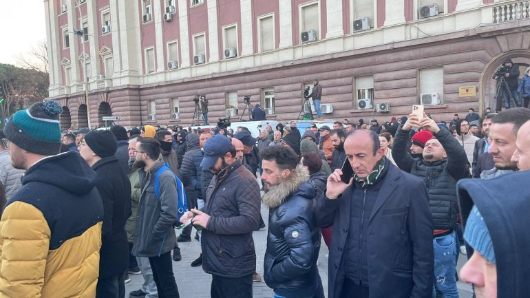 DEL FOTO/ Protestës kundër rritjes së çmimeve i bashkohet edhe deputeti demokrat