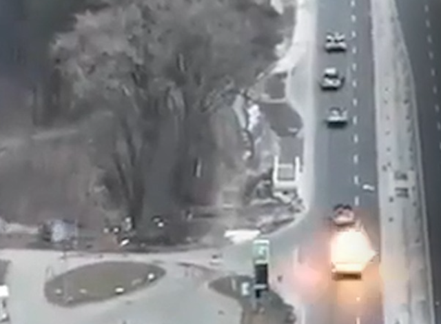 PUBLIKOHEN PAMJET/ Po i afroheshin Kievit, ukrainasit shkatërrojnë autokolonën e tankeve ruse