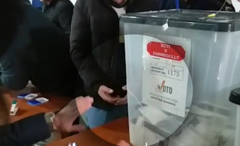 NJË KUTI E DËMTUAR NË DIBËR/ Komisionerët: Është çarë rrugës