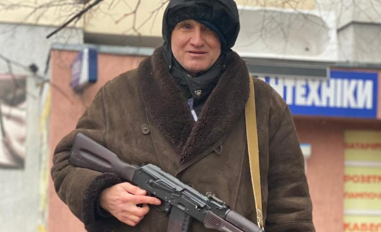 “NUK E KISHA MENDUAR…”/ 67-vjeçari sfidon moshën, merr kallashnikovin në mbrojtje të Kievit: Me fat që më dhanë…