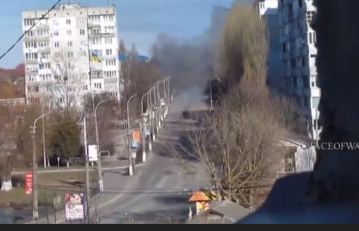RUSËT NUK KURSEJNË AS CIVILËT NË UKRAINË/ Momenti kur tanku hap zjarr ndaj një pallati të banuar