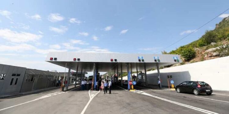 KUFIZIMET/ Mali i Zi heq të gjitha masat anti-COVID me Shqipërinë