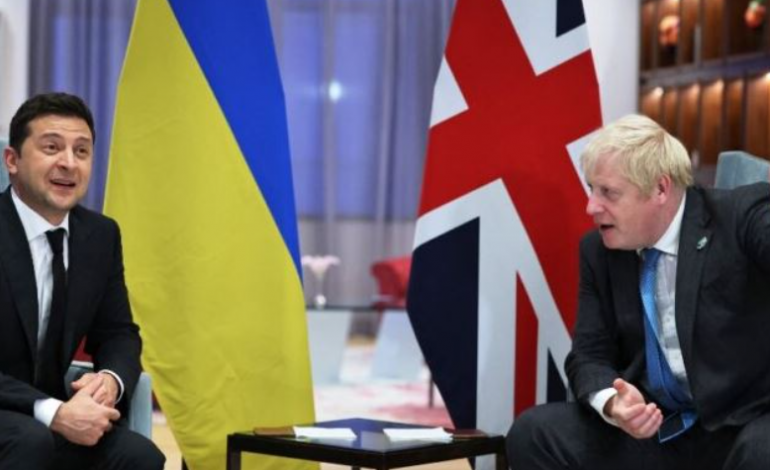 LUFTA/ Kryeministri britanik bisedë telefonike me Zelenskyn: Veprimet barbare të Putin po testojnë gjithë njerëzimin