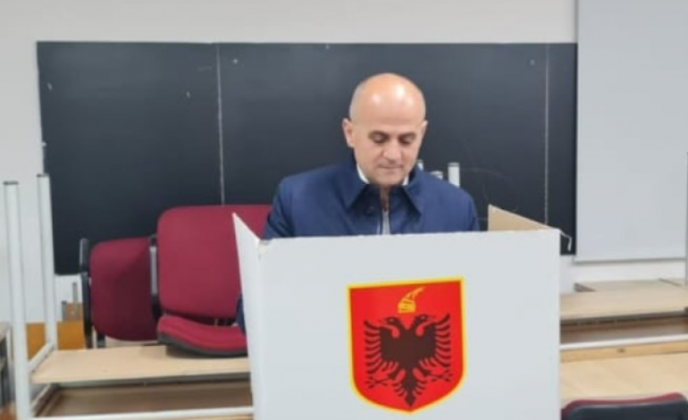 ZGJEDHJET E PJESSHME VENDORE/ Voton Luan Hoti, thirrje qytetarëve nga qendra e votimit