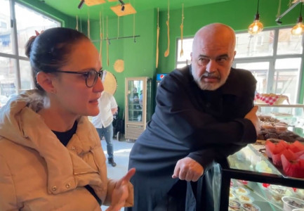 PAS SUPERMARKETEVE/ Rama dhe ministrja kontrolle në furrën e bukës për çmimet