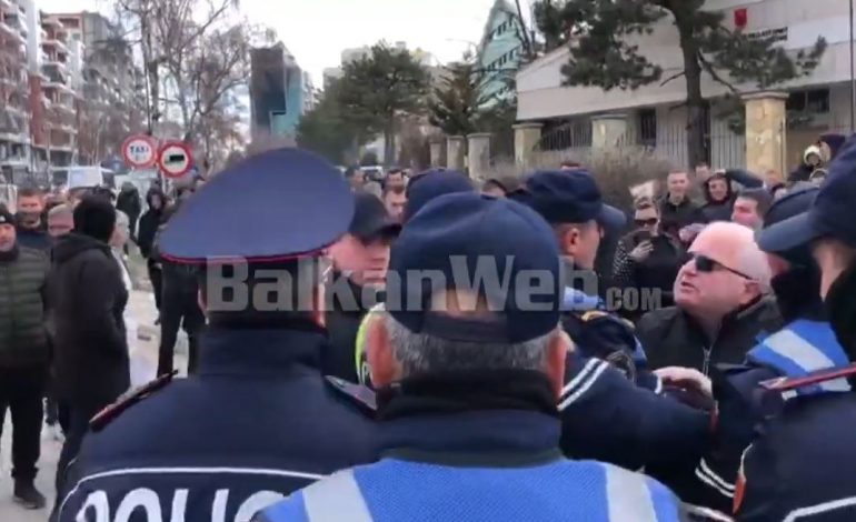 “LARGOHU MOS MË PREK”/ Edmond Spaho përplaset me policinë në Korçë: Kam të drejtë të protestoj (VIDEO)
